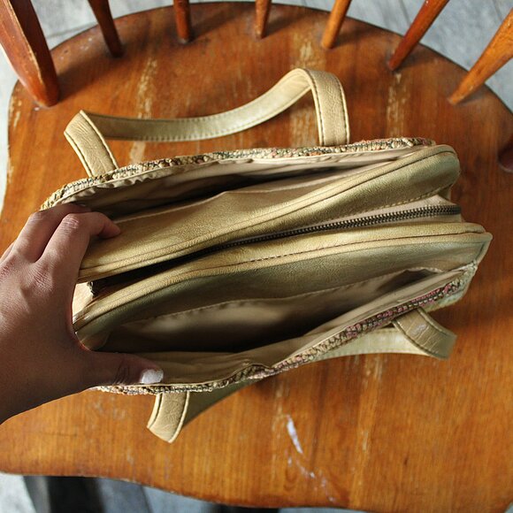 Tan floral carpet style double handle 4 metal feet zipper closure hand bag - Picture 3 of 9